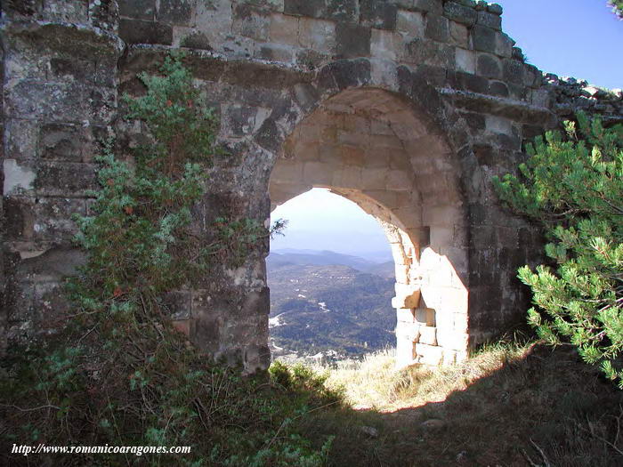 PORTADA DE ACCESO AL TEMPLO DESDE EL INTERIOR